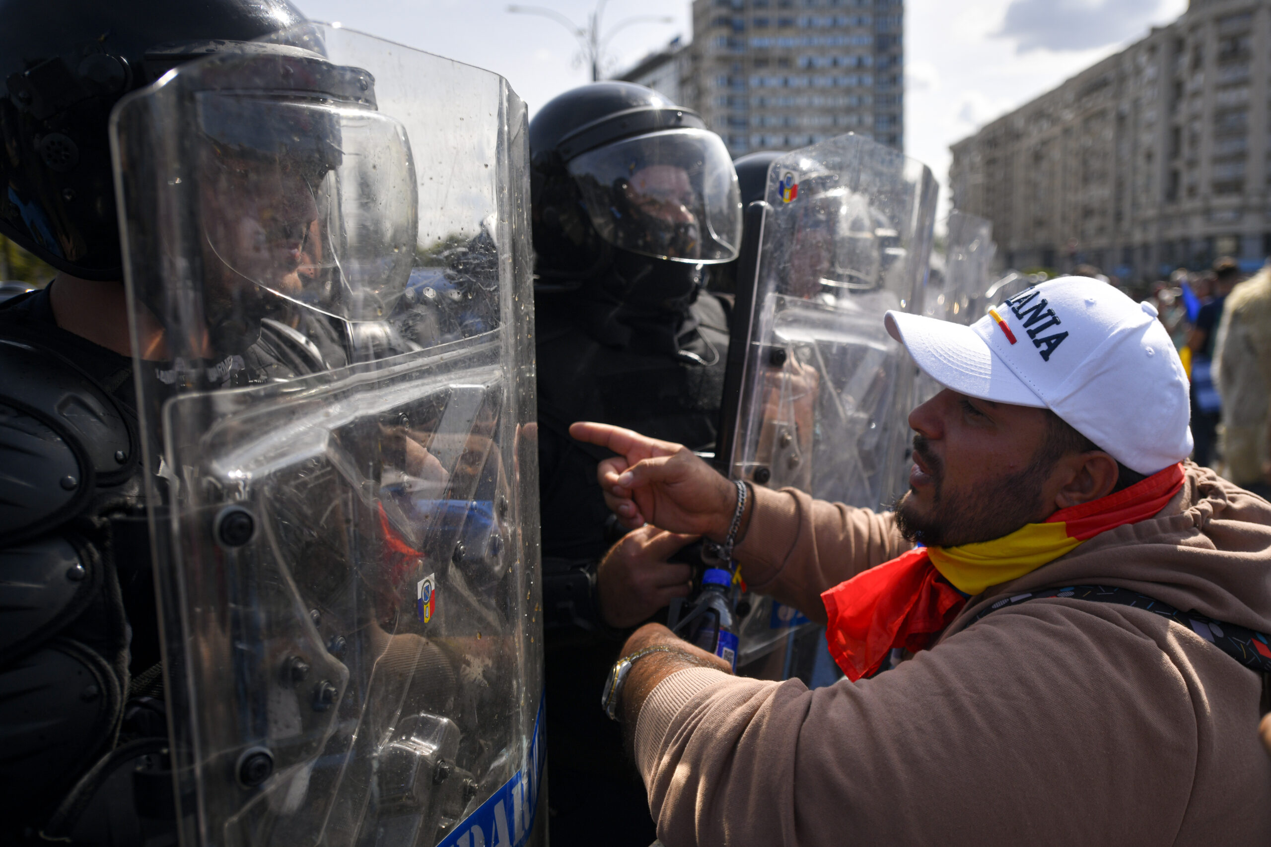 Arest la domiciliu pentru manifestanții care au atacat jandarmeria în Piața Victoriei