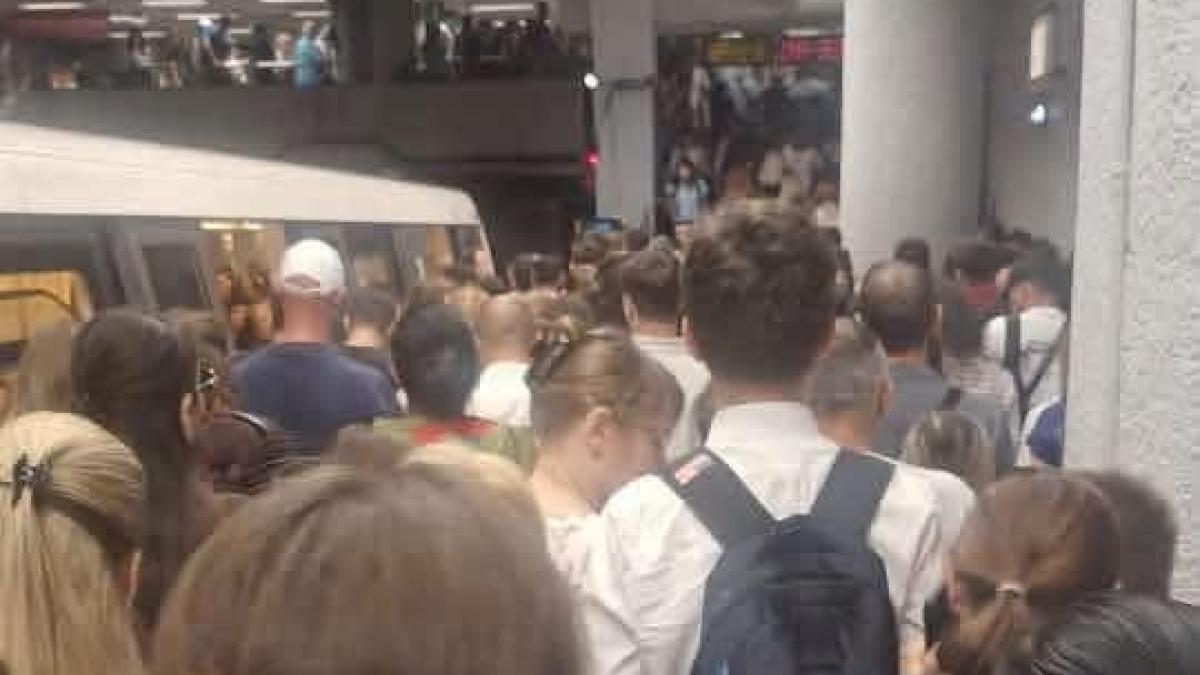 Incident grav la metroul din București: o femeie de 24 de ani a fost lovită de tren în stația Ștefan cel Mare