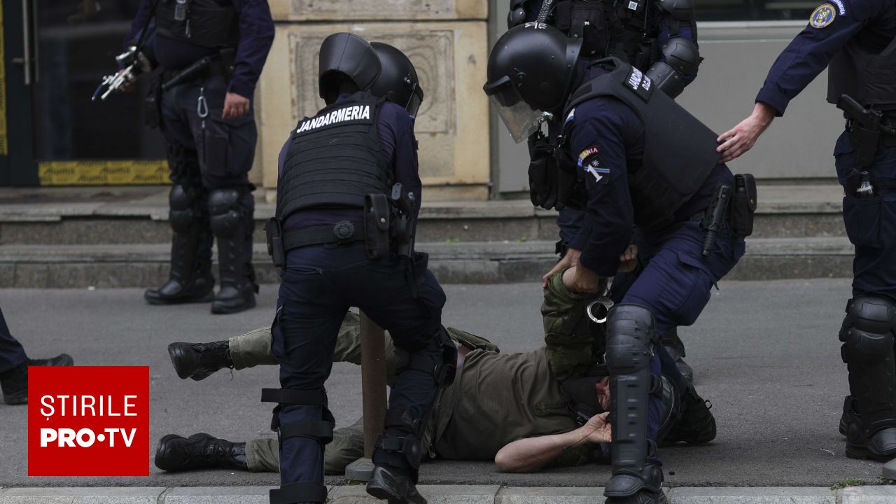 Arestări și descoperiri de arme în urma violențelor din Piața Victoriei: un protestatar a fost prins cu un pistol