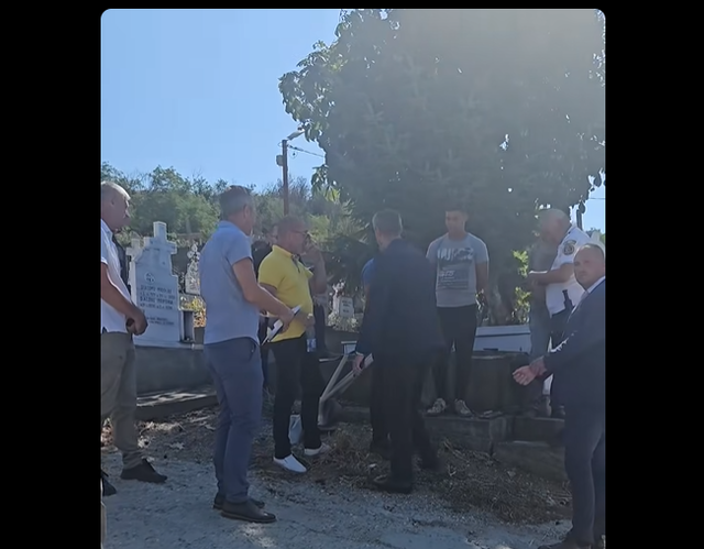 Scandal la cimitirul din Slatina: Cadavre scoase din morminte și îngropate în saci de rafie în gropi comune