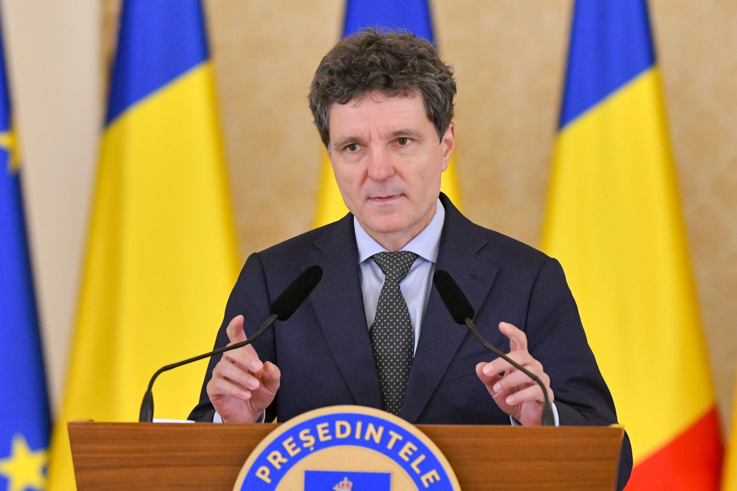 Adrian Papahagi îi ia apărarea lui Nicușor Dan: Conflictul dintre președinte și fostul premier Bolojan