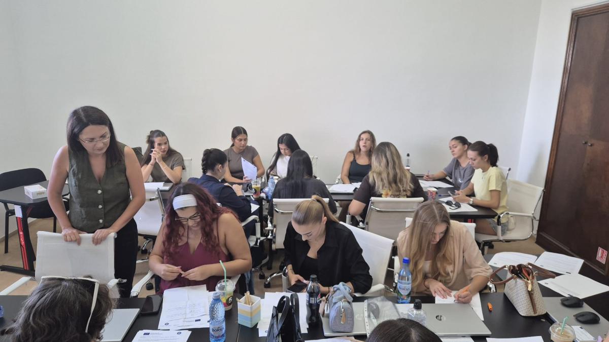 Studenții de la SNSPA au participat la exerciții practice de jurnalism în redacția DCNews