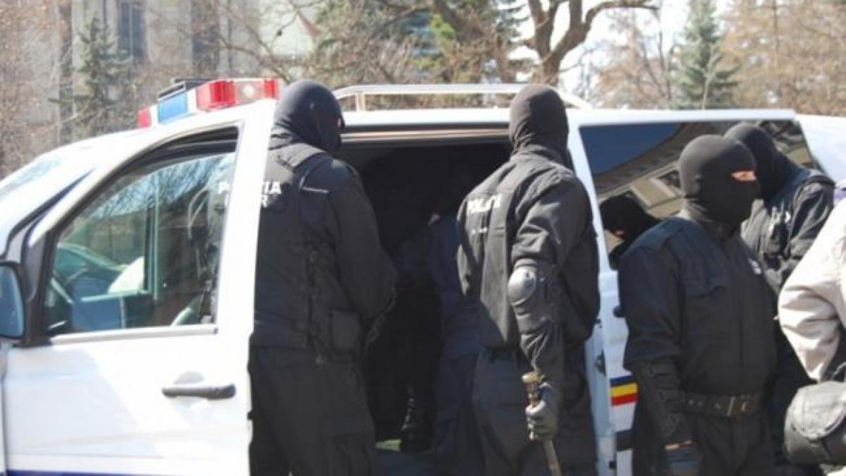 Rețea de trafic de droguri de mare risc și petreceri cu substanțe psihoactive în Arad