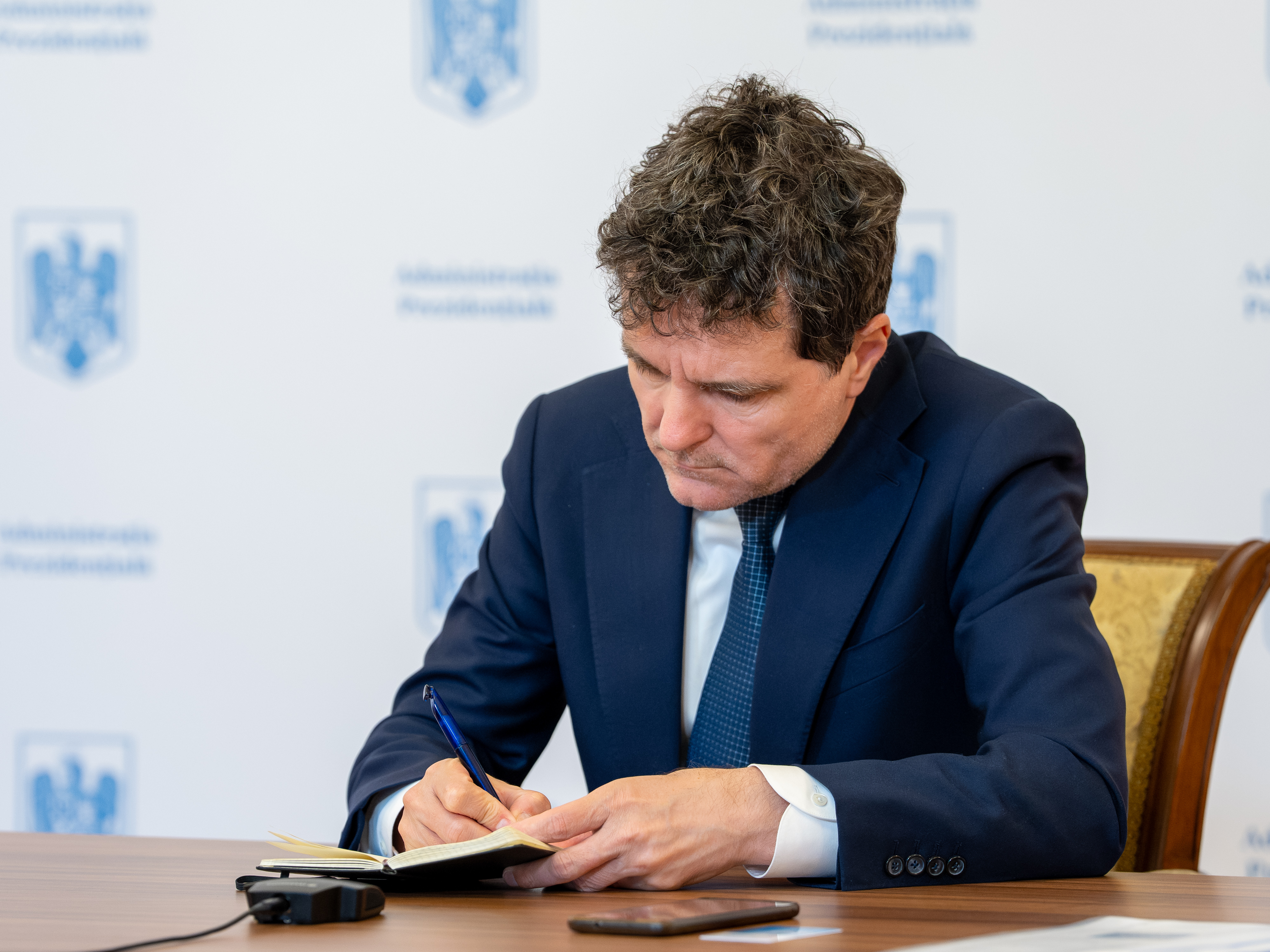Nicușor Dan a promulgat modificările legislative care protejează mandatele consilierilor locali și județeni